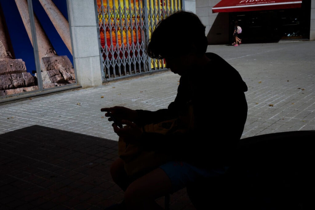 British Parents Unite in 'No-Phone Pact' Movement to Delay Smartphone Ownership for Children